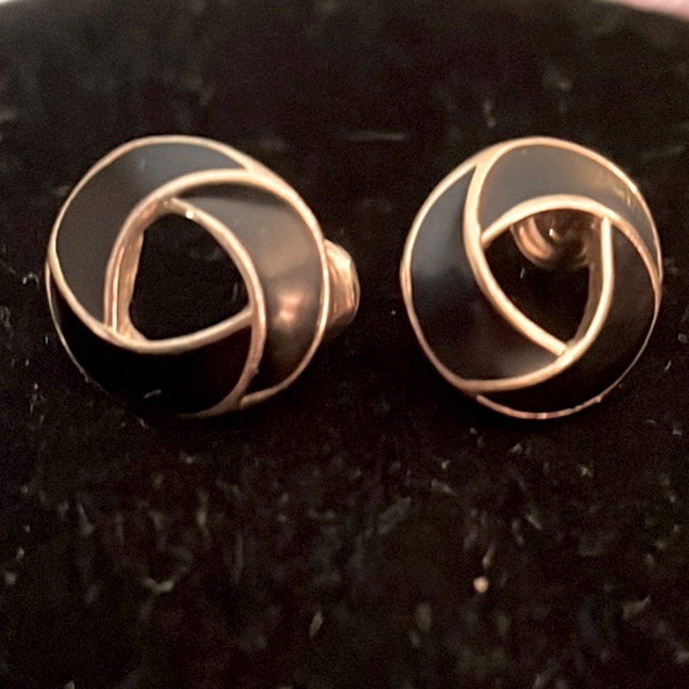 Trifari 1970s-1980s Infinity Knot Black Gold-Tone Enamel Stud Pierced Earrings